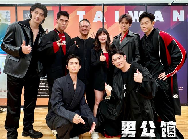《男公館》主演羅宏正（左起）、周予天、監製辛誌諭、監製張正芬、吳思賢、張立昂、石知田（前排左）、製作人陳奕， 31日一起出席東京國際影視展。（艾瑞克艾斯提供）