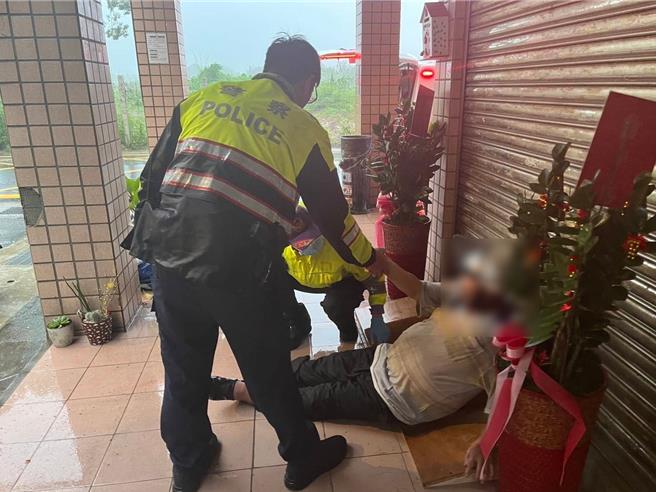 康芮颱风来袭73岁林姓老翁骑乘机车採买遭强风吹倒，平镇警方巡逻发现及时救援。(警方提供／吕筱蝉桃园传真)