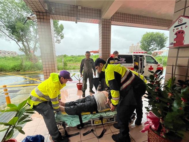 康芮颱风来袭73岁林姓老翁骑乘机车採买遭强风吹倒，平镇警方巡逻发现及时救援。(警方提供／吕筱蝉桃园传真)