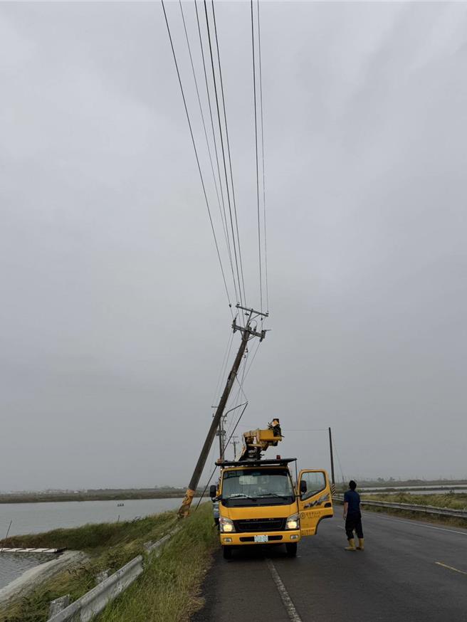 康芮颱风带来强劲风势，安南区电杆出现裂化倾斜，台电紧急派员抢修。(台电台南区处提供／曹婷婷台南传真)