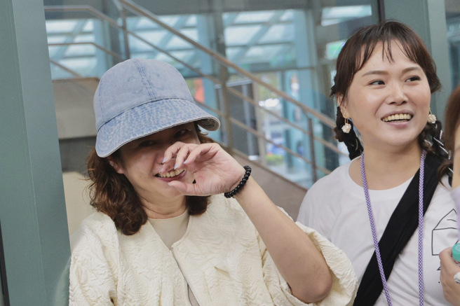 刘德华原订31台北小巨蛋演唱会，因康芮颱风临时停办，主办单位随后又将于11月2日进行补办，让歌迷大洗三温暖，破涕为笑。（郭吉铨摄）