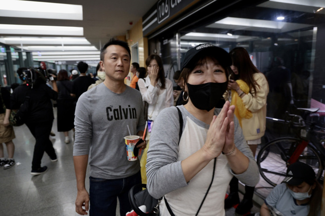 刘德华原订31台北小巨蛋演唱会，因康芮颱风临时停办，主办单位随后又将于11月2日进行补办，让歌迷大洗三温暖，破涕为笑。（郭吉铨摄）