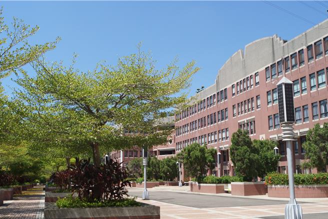 大葉大學太陽廣場的太陽能路燈利用光能發電。（大葉大學提供／葉靜美彰化傳真）