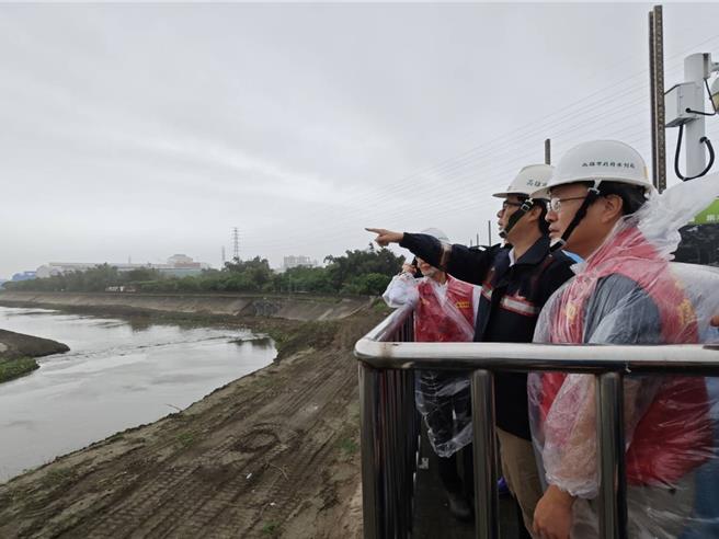 陳其邁視察白米滯洪池及典寶溪清淤、閘門管控狀況。（高市水利局提供／林雅惠傳真）