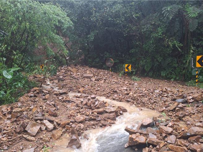 新北市雙溪區北42線道26K至26.5K處今（31）日下午因受颱風康芮影響造成山壁崩落。（瑞芳警分局提供）