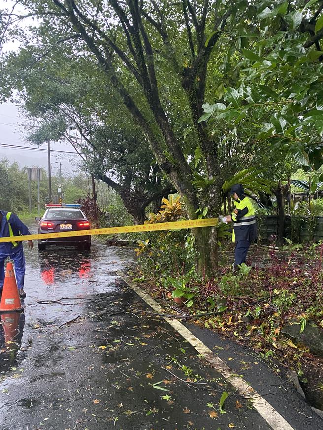 轄區瑞芳警分局接獲通報後前往，自28K處封閉雙向通車。（瑞芳警分局提供）