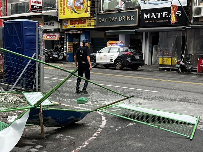 員林市一處工地圍籬因不敵強風而倒塌，影響人車通行，員警獲報到場疏導交通。（民眾提供／葉靜美彰化傳真）