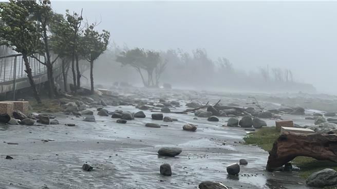 台東海濱公園國際地標和岸邊出現大量石塊及漂流木。（蔡旻妤攝）