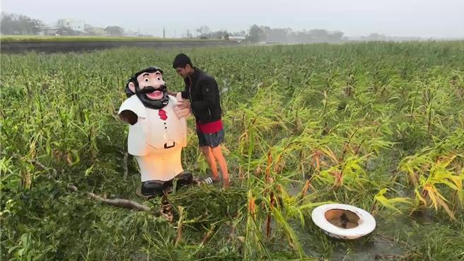 池上伯朗爺爺人偶。（讀者提供／蔡旻妤台東傳真）