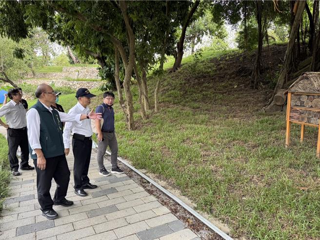 哈赫拿爾森林公園預計11月４日開放，市府秘書長方進呈30日率市府相關單位視察環境。（水利局提供／寶智華台南傳真）