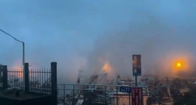 宜兰狂风暴雨，苏澳港与大溪渔港都掀起巨浪。（民眾提供／吴佩蓉宜兰传真）