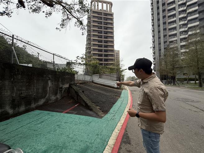 自助里里长刘淯腾表示，标线人行道的尾端突然缩减，地面高低落差，导致推娃娃车、轮椅族民眾通过不方便。（纪爰摄）