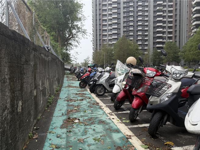 附近民眾表示，希望机车格和人行道之间，能加装警示设施，以防止人车争道。（纪爰摄）