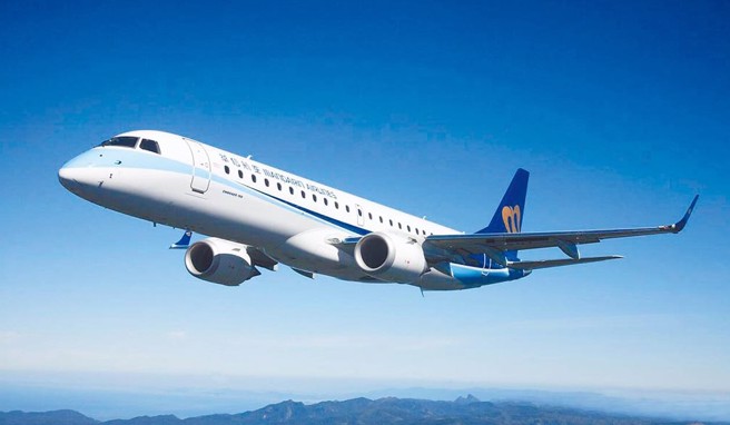 從廈門起飛返台的華信航空班機 AE992，下午降落桃園機場時，因為天候關係重飛，機上乘客發出驚呼聲。（非當事班機／中時資料照）