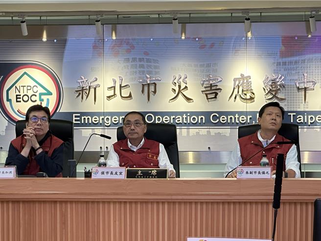 全台现正垄罩在暴风圈内，新北市灾害应变中心举行第4次工作会报。（高钧麟摄）