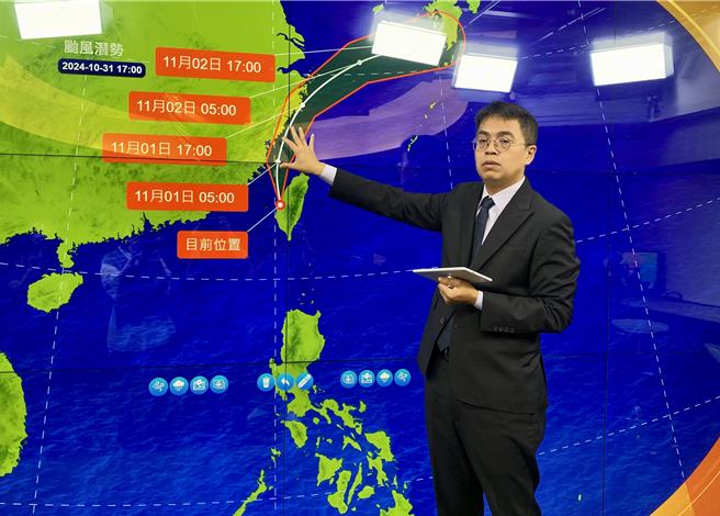 康芮颱风今傍晚减弱至中颱，中央气象署预估晚间从彰云嘉一带出海。（蔡明亘摄）