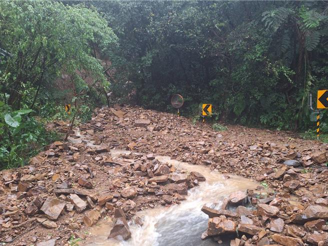 康芮颱風造成雙溪區北42鄉道26公里處坍方道路中斷，預計11月2日風雨稍歇後進行搶通。（工務局提供）