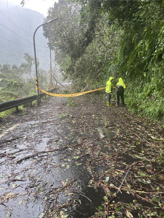 烏來北107及107-1線因颱風帶來強勁雨勢，道路上邊坡有坍方之虞，烏來區公所已於晚間6點起進行預警性封路。（工務局提供）