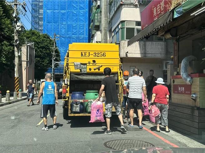 气象署预测明（11月1日）颱风强度逐渐减弱，环保局决定明恢復垃圾收运作业。（环保局提供）