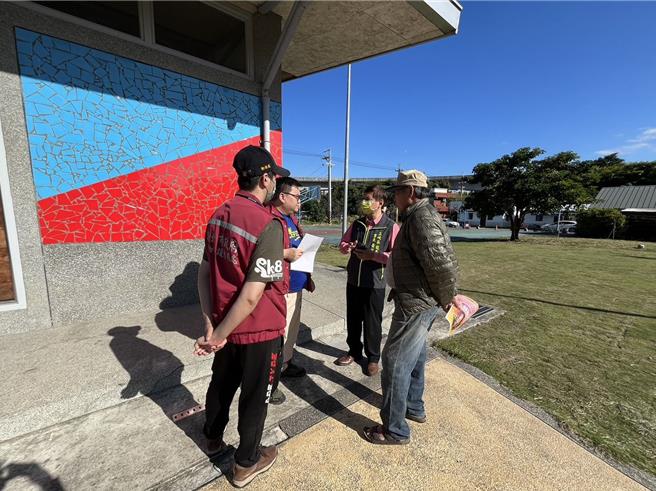 動保處人員與三鶯部落頭目及里長會勘，協助民眾寵物登記及狂犬病注射。（新北市動保處提供）