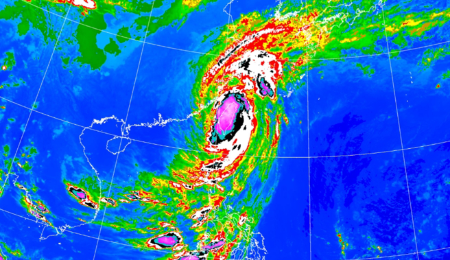 康芮颱風中心晚間18：40出海。（氣象署）