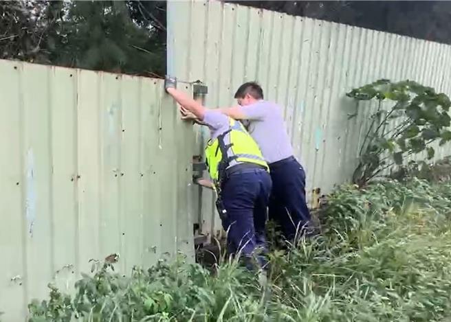 康芮颱风袭台，云林县沿海地区31日狂风大作，麦寮乡云林长庚医院后侧铁皮墙连接处被掀开，2名警卫修復时其中1人被铁皮推倒弹飞在地，幸无大碍。（民眾提供／张朝欣云林传真）