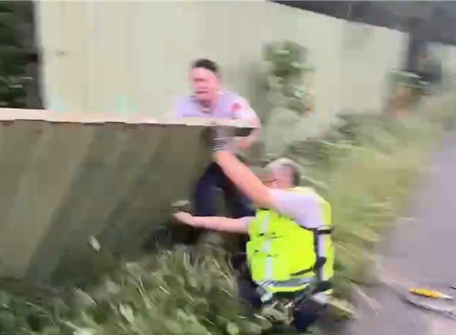 康芮颱风袭台，云林县沿海地区31日狂风大作，麦寮乡云林长庚医院后侧铁皮墙连接处被掀开，2名警卫修復时其中1人被铁皮推倒弹飞在地，幸无大碍。（民眾提供／张朝欣云林传真）