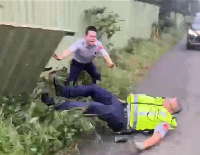 康芮颱风袭台，云林县沿海地区31日狂风大作，麦寮乡云林长庚医院后侧铁皮墙连接处被掀开，2名警卫修復时其中1人被铁皮推倒弹飞在地，幸无大碍。（民眾提供／张朝欣云林传真）
