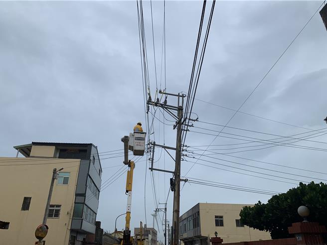 強颱康芮已造成苗栗地區1萬餘戶停電，台電積極搶修尚餘741戶仍停電中。（台電苗栗區處提供／謝明俊苗栗傳真）