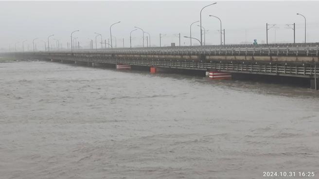 因康芮颱風風雨減弱，公路局東分局評估，暫無預警性封閉蘭陽大橋需求。（公路局提供）