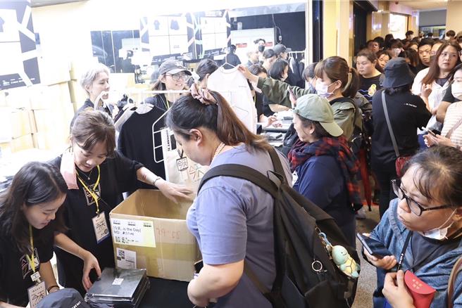 刘德华小巨蛋演唱会遇到颱风停办，31日仍吸引许多粉丝来到小巨蛋抢买周边商品。（陈俊吉摄）