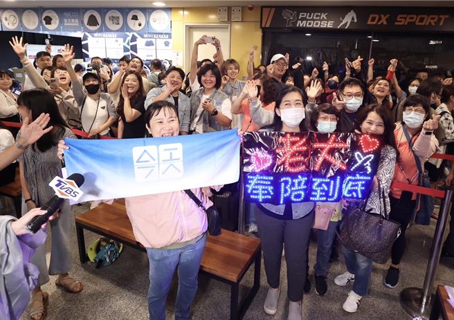 刘德华小巨蛋演唱会遇到颱风停办，31日仍吸引许多粉丝来到小巨蛋等待。（陈俊吉摄）