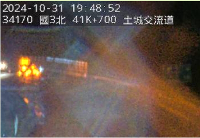 國道工程人員持續清除樹枝中。（翻攝國道1968監視器）