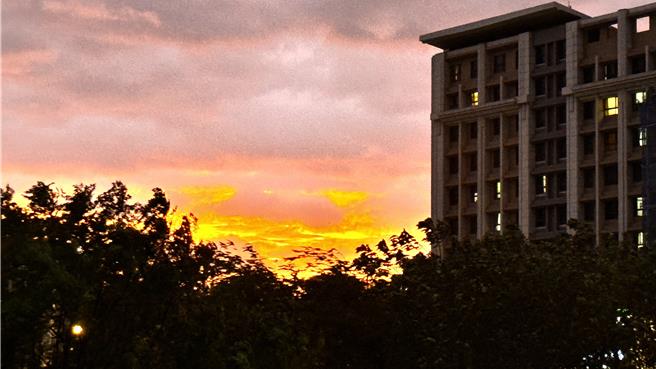 金門地區今尚未出現雨勢，偶有９-10級強陣風；傍晚時分天邊還出現「火燒雲」景象，吸引不少人駐足欣賞。(于家麒攝)