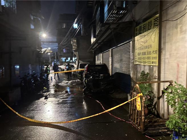 新北市中和区发生男子修理铁皮屋坠楼死亡。（警方提供）