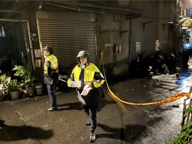 新北市中和区发生男子修理铁皮屋坠楼死亡。（警方提供）