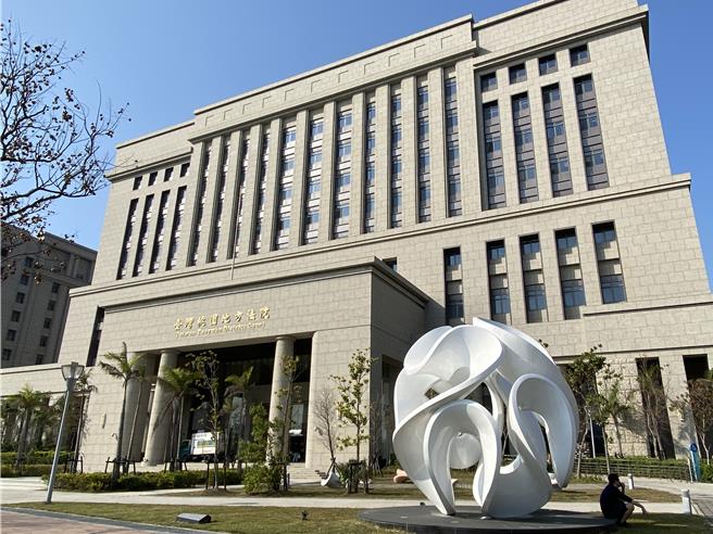 前桃园市长郑文灿涉收贿500万元，却传出合议庭的审判长因病请假到退休惹议，立委质疑有政治介入司法。(蔡依珍摄)