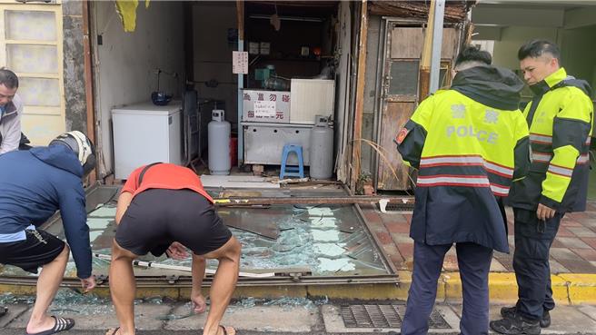 馬公市光復路上一間臭豆腐店門片摔落，警方派員現場警戒。（警方提供／許逸民澎湖傳真）