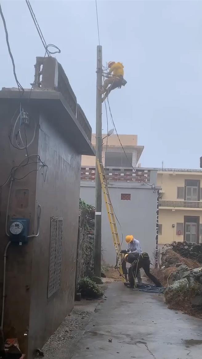 受康芮颱風影響，澎湖累計曾停電戶數30戶，但在台電人員冒著風雨搶修下，皆全數恢復供電。（台電提供／許逸民澎湖傳真）