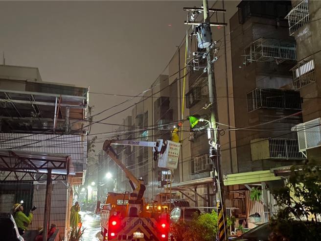 为了因应强颱康芮来袭，台电高雄区处不敢掉以轻心，31日全数动员约200人协助抢修。（台电提供／洪浩轩高雄传真）