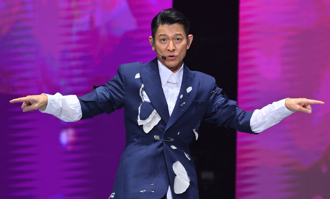 刘德华十分宠粉，为台北站打造限定周边商品。（台湾映艺提供）