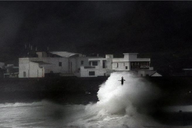 颱风康芮来势汹汹，中央气象署持续发布海上、陆上颱风警报，强颱康芮31日下午1时40分登陆台东县成功镇。东北角海岸边的浪花，被风吹起比楼高。（邓博仁摄）