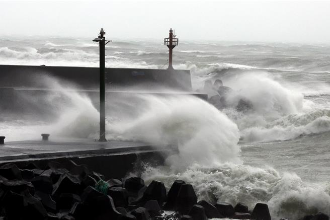 颱风康芮来势汹汹，中央气象署持续发布海上、陆上颱风警报，强颱康芮31日下午1时40分登陆台东县成功镇。东北角海岸边的浪花，被风吹起比楼高。（邓博仁摄）