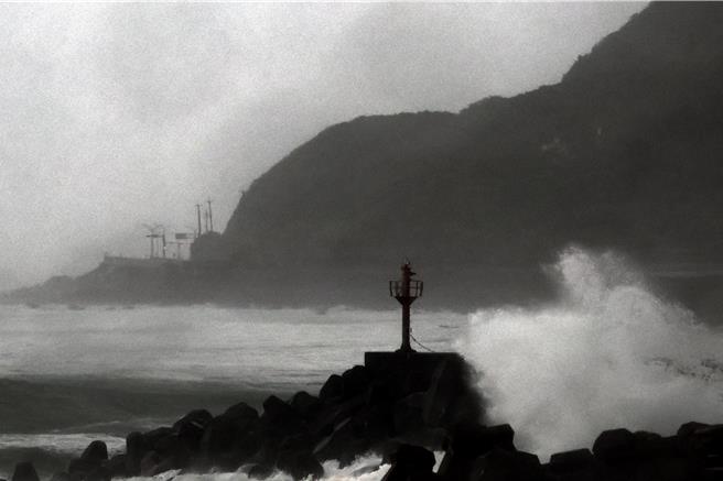 颱风康芮来势汹汹，中央气象署持续发布海上、陆上颱风警报，强颱康芮31日下午1时40分登陆台东县成功镇。东北角海岸边的浪花，被风吹起比楼高。（邓博仁摄）