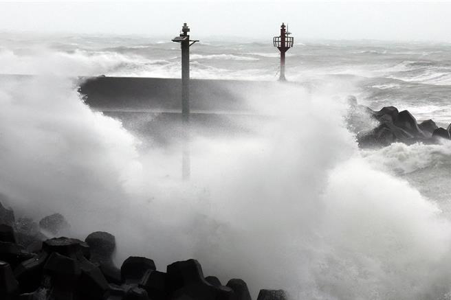 颱风康芮来势汹汹，中央气象署持续发布海上、陆上颱风警报，强颱康芮31日下午1时40分登陆台东县成功镇。东北角海岸边的浪花，被风吹起比楼高。（邓博仁摄）