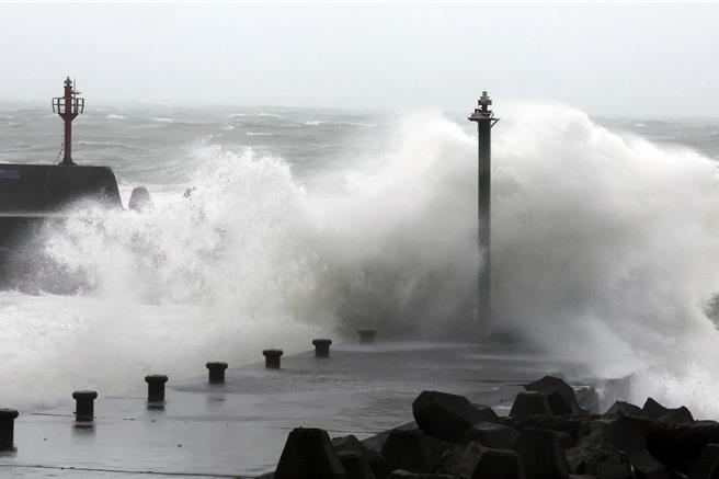 颱风康芮来势汹汹，中央气象署持续发布海上、陆上颱风警报，强颱康芮31日下午1时40分登陆台东县成功镇。东北角海岸边的浪花，被风吹起比楼高。（邓博仁摄）
