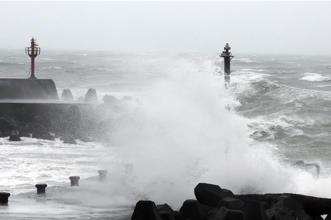 颱风康芮来势汹汹，中央气象署持续发布海上、陆上颱风警报，强颱康芮31日下午1时40分登陆台东县成功镇。东北角海岸边的浪花，被风吹起比楼高。（邓博仁摄）