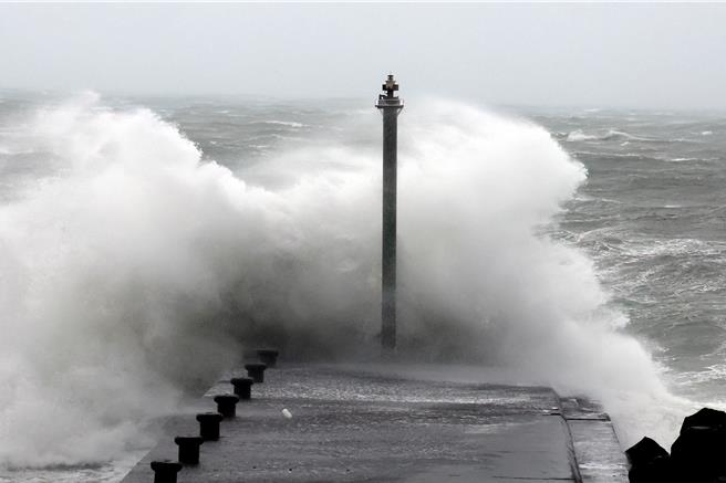 颱风康芮来势汹汹，中央气象署持续发布海上、陆上颱风警报，强颱康芮31日下午1时40分登陆台东县成功镇。东北角海岸边的浪花，被风吹起比楼高。（邓博仁摄）
