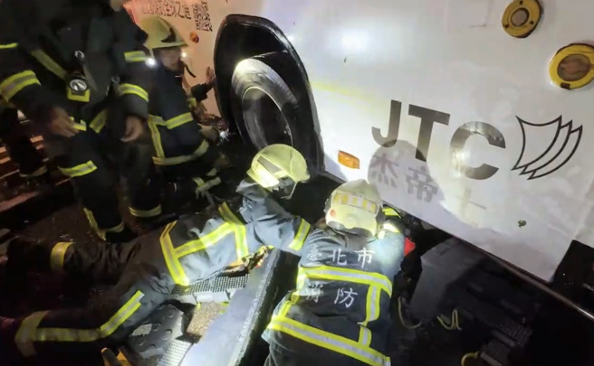 今31日晚间7时许，台北市基隆路一段、罗斯福路口惊传公车撞人事故！（图／简铭柱翻摄）