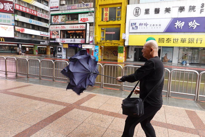 明天清晨各地仍有风雨，且有局部大雨或豪雨，白天各地风雨明显趋缓，不过西半部仍有阵雨，且北部地区及中南部山区仍有局部大雨。（示意图／姚志平摄）